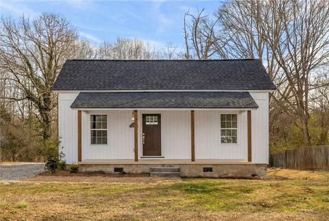 Photo of 110 North Street, Central, SC 29630 (MLS # 20297124)
