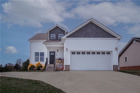 Photo of 704 Rockcliff Street, Greenville, SC 29617 (MLS # 20298930)