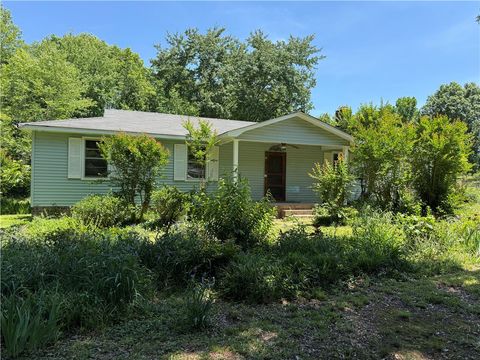 Photo of 106 Nickie Drive, Williamston, SC 29697 (MLS # 20301084)