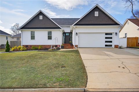 Photo of 7 Fitzpatrick Court, Fountain Inn, SC 29644 (MLS # 20296024)