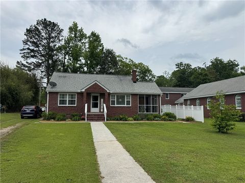 Homes For Sale - 422 E Savannah Street<br/> Calhoun Falls, SC 29628