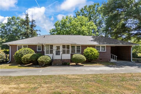 Photo of 518 E Fairplay Boulevard, Fair Play, SC 29643 (MLS # 20300561)