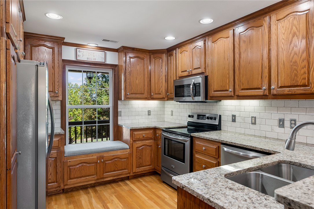 Easley, South Carolina 29640, United States, 4 Bedrooms Bedrooms, ,3 BathroomsBathrooms,Residential,Pending,233133