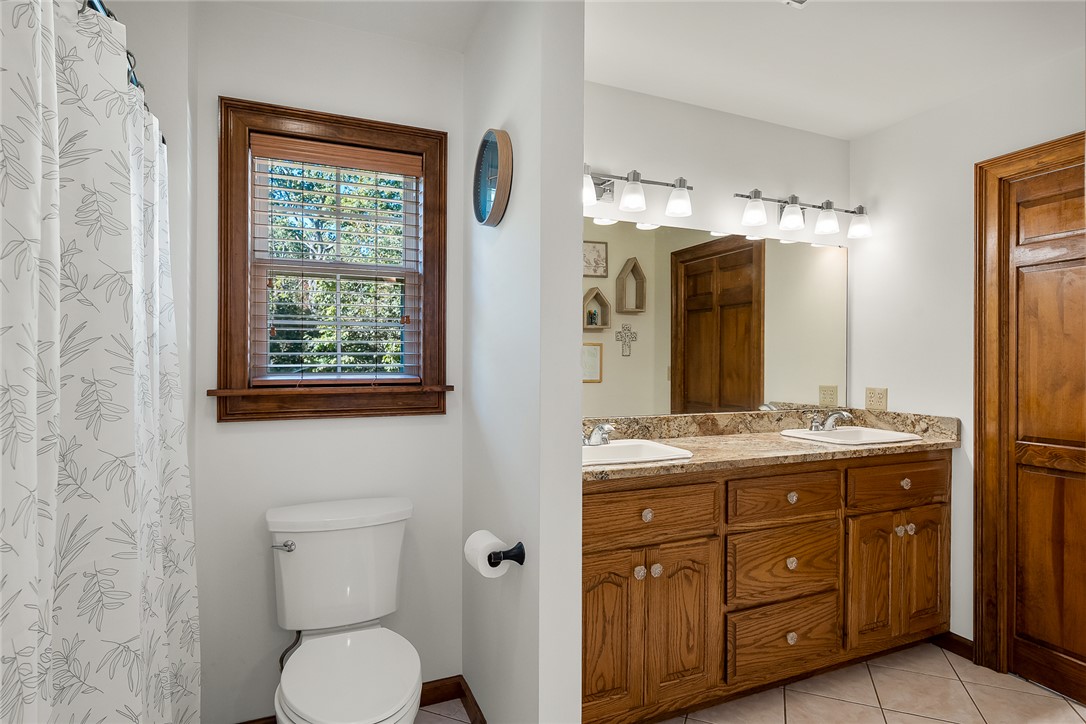 Easley, South Carolina 29640, United States, 4 Bedrooms Bedrooms, ,3 BathroomsBathrooms,Residential,Pending,233133