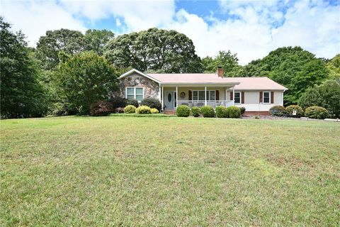 Photo of 208 Sheffield Court, Easley, SC 29642 (MLS # 20301124)