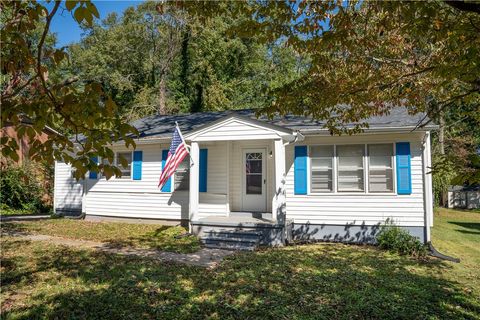 Photo of 817 Magness Drive, Spartanburg, SC 29303 (MLS # 20294094) Photo of 817 Magness Drive, Spartanburg, SC 29303 (MLS # 20294094)