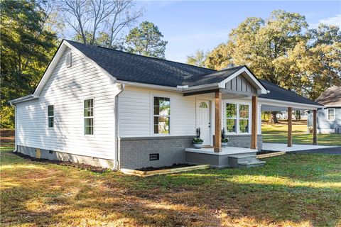 Photo of 107 Wood Street, Westminster, SC 29693 (MLS # 20293967) Photo of 107 Wood Street, Westminster, SC 29693 (MLS # 20293967)