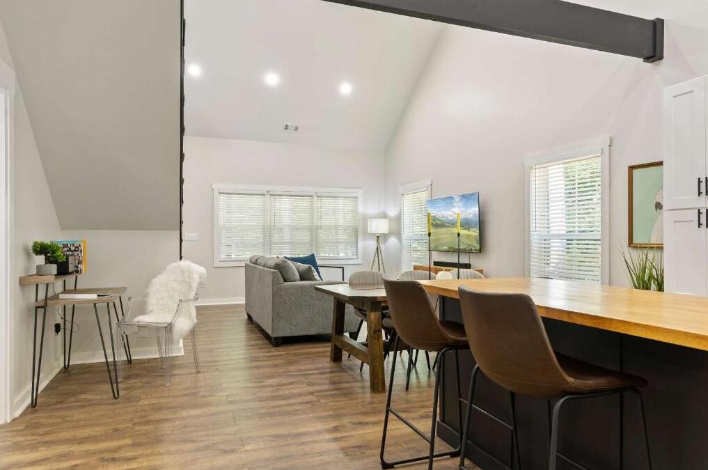 464 Hiawatha Trail