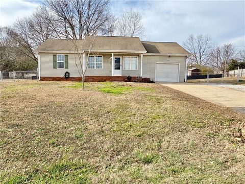 Photo of 2301 Rolling Green Road, Anderson, SC 29621 (MLS # 20296201)