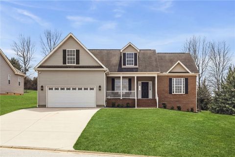 Homes For Sale - 104 Josh Court<br/> Greer, SC 29651