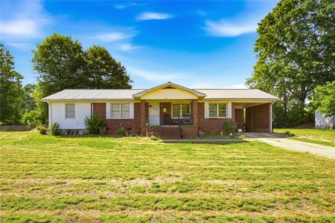 Photo of 282 W Bennett Road, Westminster, SC 29693 (MLS # 20301239)