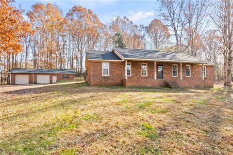 Photo of 6861 REIDVILLE Road, Woodruff, SC 29388 (MLS # 20294837)