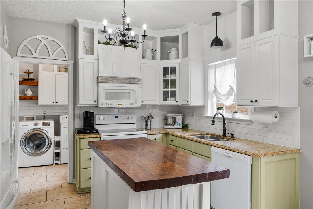 Anderson, South Carolina 29625, United States, 5 Bedrooms Bedrooms, ,4 BathroomsBathrooms,Residential,Active,253624