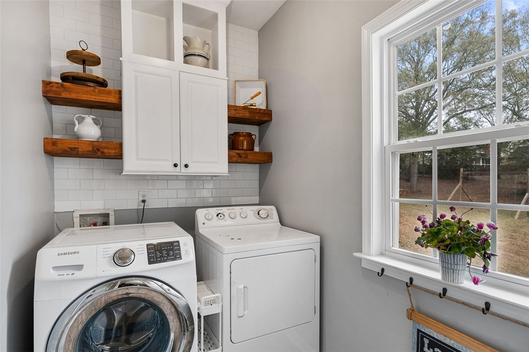 Anderson, South Carolina 29625, United States, 5 Bedrooms Bedrooms, ,4 BathroomsBathrooms,Residential,Active,253624