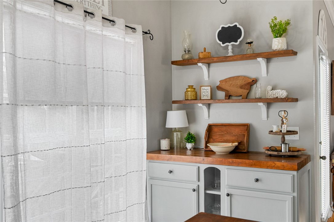 Anderson, South Carolina 29625, United States, 5 Bedrooms Bedrooms, ,4 BathroomsBathrooms,Residential,Active,253624