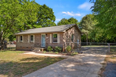Photo of 200 E Pinedale Road, Anderson, SC 29626 (MLS # 20300208)