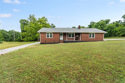 Photo of 103 McBride Street Extension, Abbeville, AL 29620 (MLS # 20293204) Photo of 103 McBride Street Extension, Abbeville, AL 29620 (MLS # 20293204)