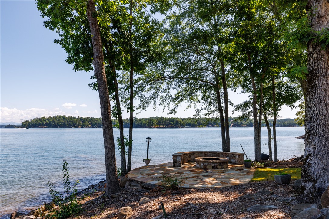 Seneca, South Carolina 29672, United States, 4 Bedrooms Bedrooms, ,4 BathroomsBathrooms,Residential,Pending,161397