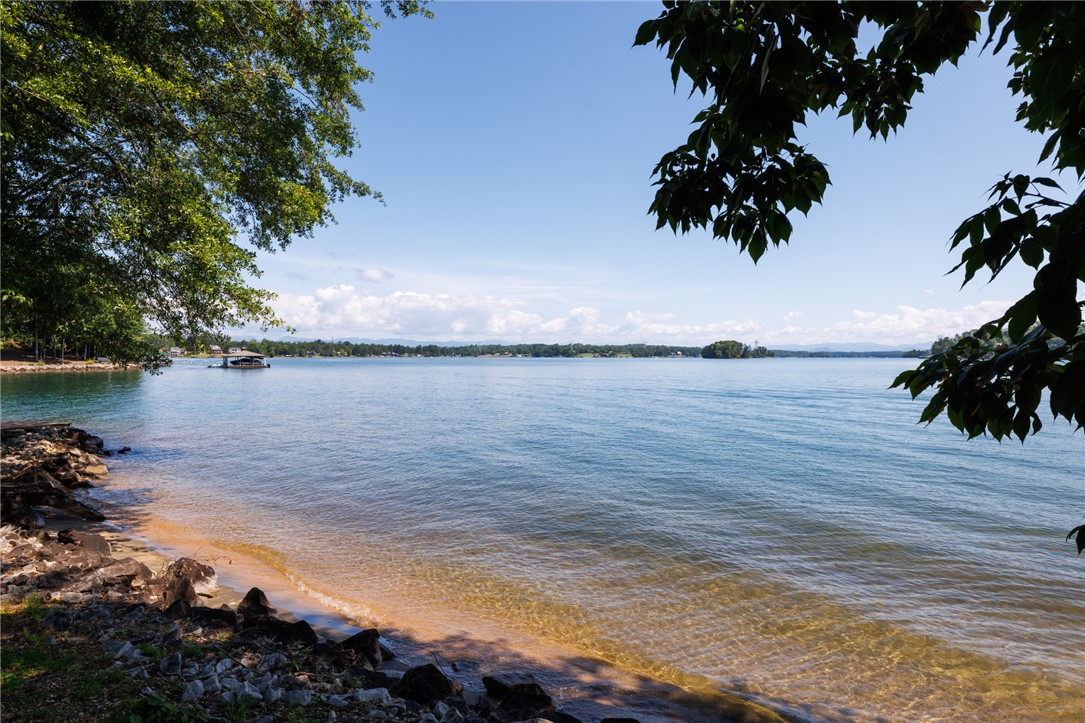 Seneca, South Carolina 29672, United States, 4 Bedrooms Bedrooms, ,4 BathroomsBathrooms,Residential,Pending,161397