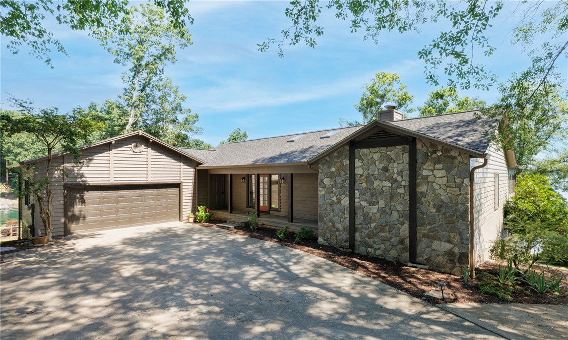 Seneca, South Carolina 29672, United States, 4 Bedrooms Bedrooms, ,4 BathroomsBathrooms,Residential,Pending,161397