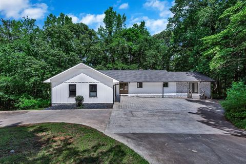 Photo of 250 Harbor Heights Circle, Lavonia, GA 30553 (MLS # 20301197)