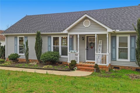 Homes For Sale - 448 Timberview Lane<br/> Simpsonville, SC 29681