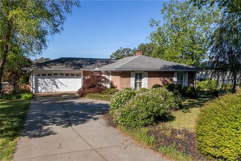 Photo of 209 Edgewater Drive, Anderson, SC 29626 (MLS # 20301470)