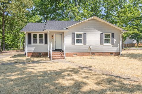Photo of 113 Linda Lane, Belton, SC 29627 (MLS # 20300431)