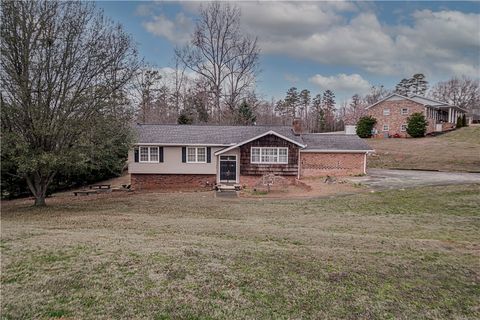 Photo of 1618 E Saluda Lake Road, Greenville, SC 29611 (MLS # 20298437)
