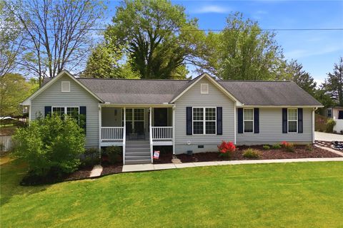 Photo of 712 N Greenwich Drive, Walhalla, SC 29691 (MLS # 20299570)