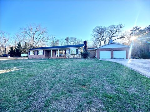 Photo of 208 Pilgrim Circle, Pickens, SC 29671 (MLS # 20298381)