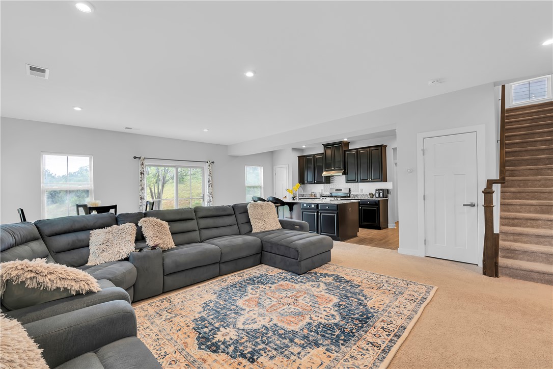 Duncan, South Carolina 29334, United States, 5 Bedrooms Bedrooms, ,4 BathroomsBathrooms,Residential,Active,251358