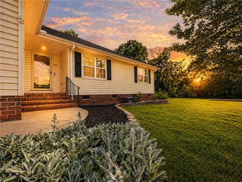 Photo of 210 Springside Circle, Anderson, SC 29625 (MLS # 20300782)