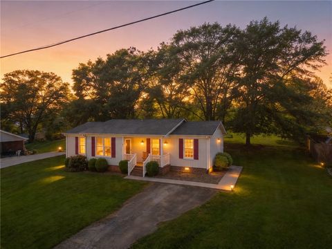 Photo of 205 Cone Drive, Liberty, SC 29657 (MLS # 20300169)