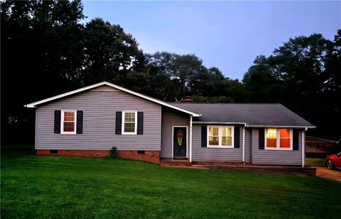 Photo of 318 Country Glen Lane, Pelzer, SC 29669 (MLS # 20293186) Photo of 318 Country Glen Lane, Pelzer, SC 29669 (MLS # 20293186)