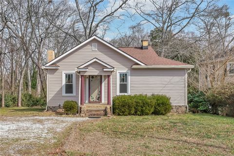 Photo of 213 S Walnut Street, Seneca, SC 29678 (MLS # 20297915)