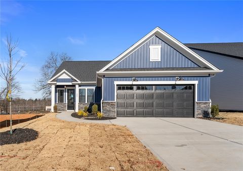 Homes For Sale - 202 Highland Street<br/> Taylors, SC 29687