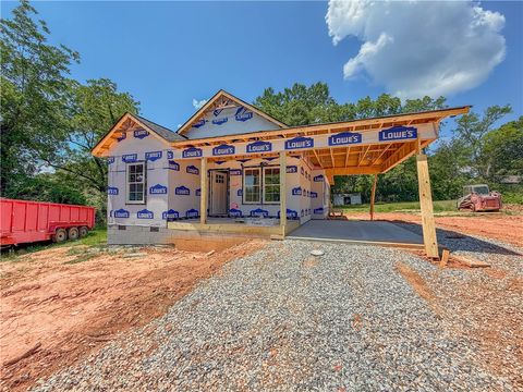 Homes For Sale - 306 W South 3rd Street<br/> Seneca, SC 29678