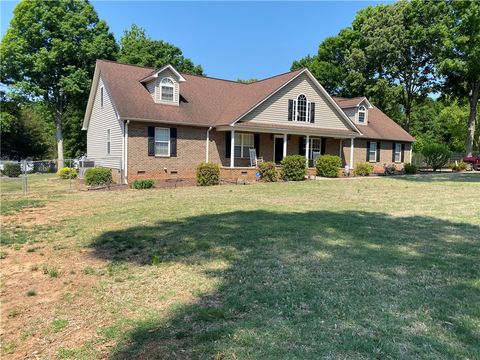 Photo of 109 Whispering Pines Drive, Anderson, SC 29621 (MLS # 20300807)