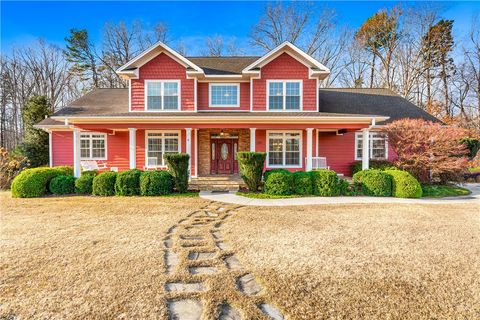 Photo of 109 Shelter Cove Drive, Seneca, SC 29672 (MLS # 20295189)
