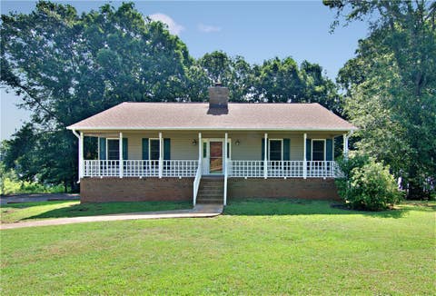 Photo of 108 N Windy Point, Townville, SC 29689 (MLS # 20303279)