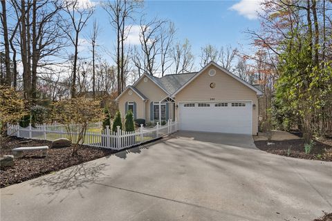 Photo of 390 Lake Place Drive, Lavonia, GA 30553 (MLS # 20298554)