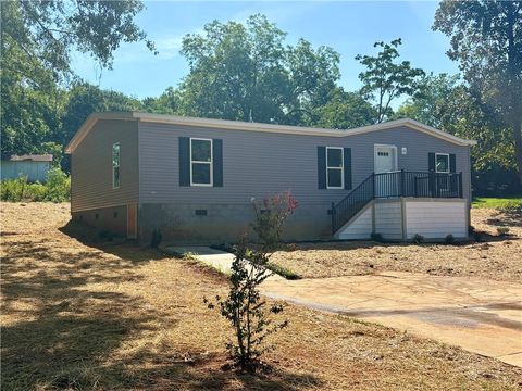 Mobile Home For Sale - 207 Elm Street<br/> Seneca, SC 29678