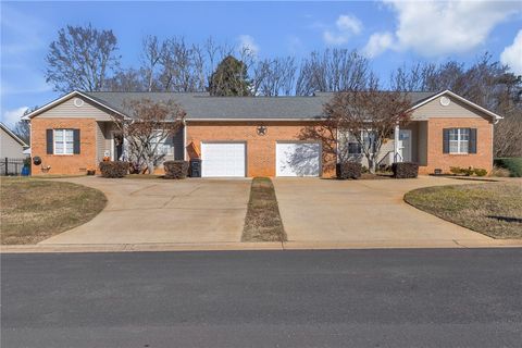 Photo of 208 River Oaks Circle, Piedmont, SC 29673 (MLS # 20295987)