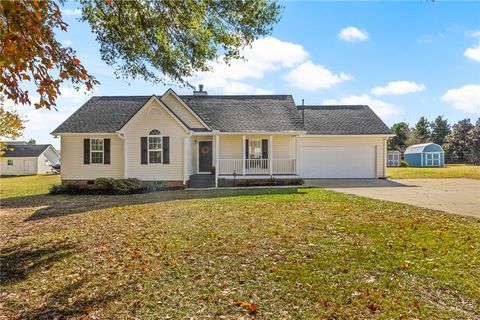 Photo of 6 IDLE Lane, Fountain Inn, SC 29644 (MLS # 20294230) Photo of 6 IDLE Lane, Fountain Inn, SC 29644 (MLS # 20294230)
