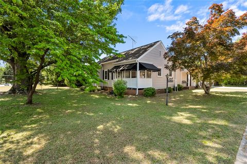Photo of 2615 E North Avenue, Anderson, SC 29625 (MLS # 20300382)