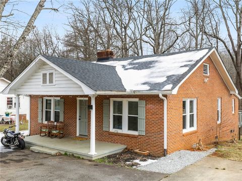 Photo of 27 Maxie Avenue, Greenville, SC 29611 (MLS # 20297792)