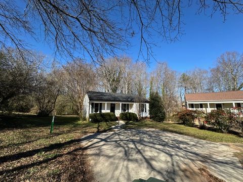 Photo of 105 Crestdale Avenue, Central, SC 29630 (MLS # 20296385)