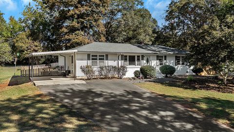 Photo of 2024 Corinth Drive, Seneca, SC 29672 (MLS # 20293877)