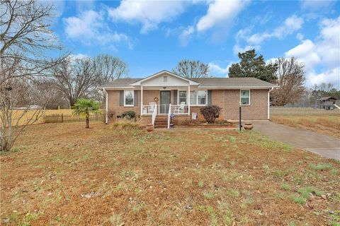 Photo of 104 Brady Circle, Starr, SC 29684 (MLS # 20296666)